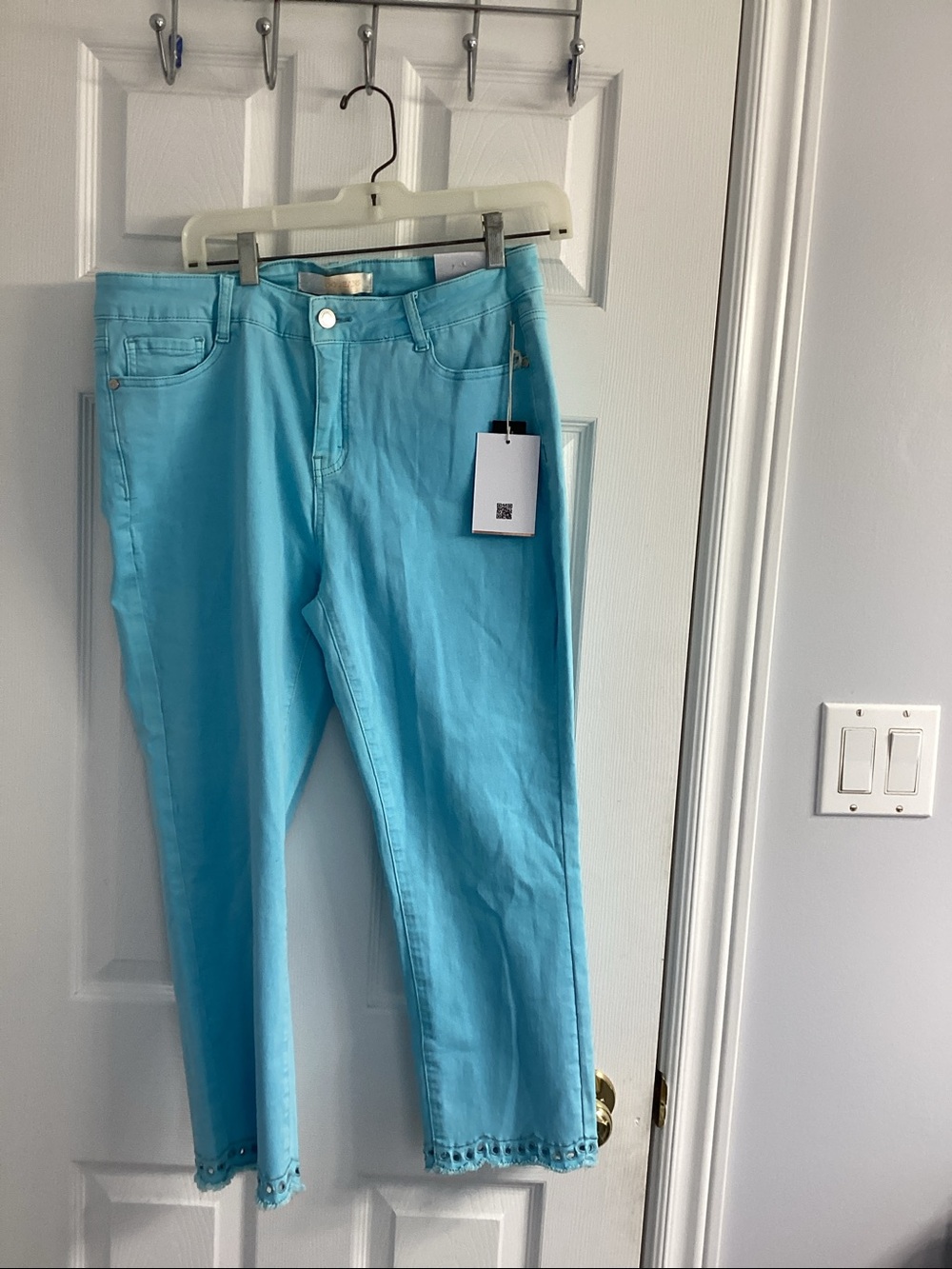 NWT Aqua Cropped Jeans w/ Eyelet Scallop Hem | Size 12